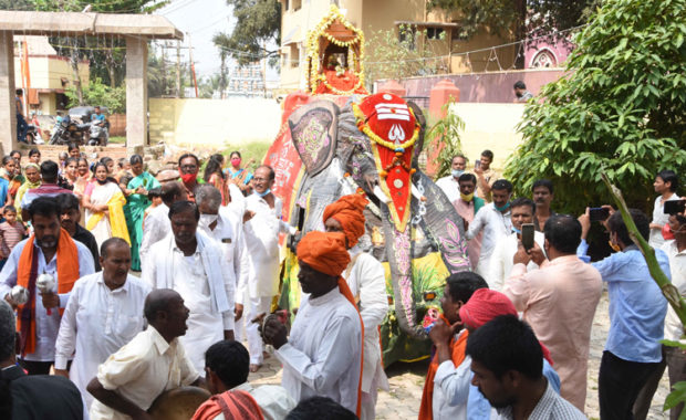 ಕೋವಿಡ್‌ ಹಿನ್ನೆಲೆ: ಧಾರವಾಡ ಬಂಡೆಮ್ಮ ದೇವಸ್ಥಾನದಲ್ಲಿ ಕೃತಕ ಆನೆ ಬಳಸಿ ಜಂಬೂ ಸವಾರಿ!