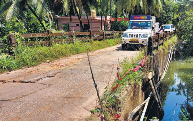 ಕೋಡಿ ಸಂಪರ್ಕ ಸೇತುವೆ ಶಿಥಿಲ; ಅಪಾಯದಲ್ಲಿ ವಾಹನ ಸಂಚಾರ