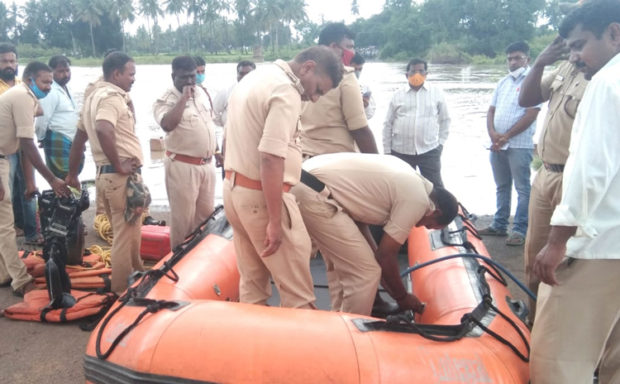 ಮಲಪ್ರಭ ನದಿಯಲ್ಲಿ ಕೊಚ್ಚಿಹೋದ ರೈತ : ದೇಹ ಪತ್ತೆಗೆ ರಕ್ಷಣಾ ತಂಡದಿಂದ ಕಾರ್ಯಾಚರಣೆ