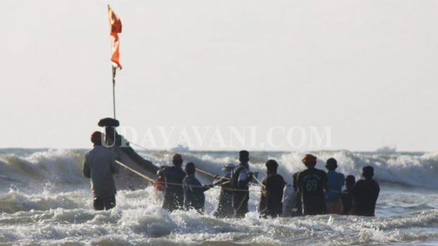 ಮರಳದಿಬ್ಬಕ್ಕೆ ನಾಡದೋಣಿ ಸಿಲುಕಿ ಅಪಾರ ಪ್ರಮಾಣದ ಮೀನು ಸಮುದ್ರಪಾಲು