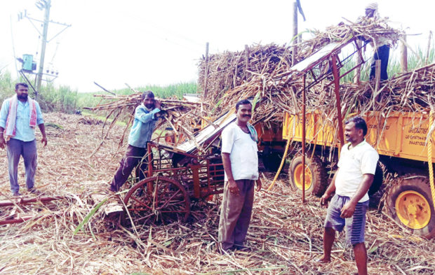 ಕಬ್ಬು ಹೇರಲು ಯಂತ್ರ ತಯಾರಿಸಿದ ರೈತ! ಕೂಲಿಯಾಳು ಸಮಸ್ಯೆಗೆ ಸಿಕ್ಕಿತು ಪರಿಹಾರ