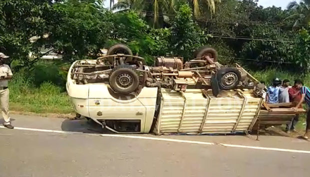 ಟೈರ್ ಸ್ಪೋಟಗೊಂಡು ಮಗುಚಿ ಬಿದ್ದ ಮರದ ತುಂಡು ಸಾಗಾಟ ಮಾಡುತ್ತಿದ್ದ ಟೆಂಪೋ