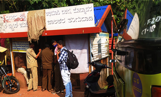 ರಿಕ್ಷಾದವರ ಕೋಣೆಯಲ್ಲಿ ಕಂಟ್ರೋಲರ್‌