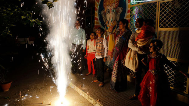 ಕುಟುಂಬವೇ ಖುಷಿಯ ಇಮ್ಮಡಿಸುವ ಪಟಾಕಿ