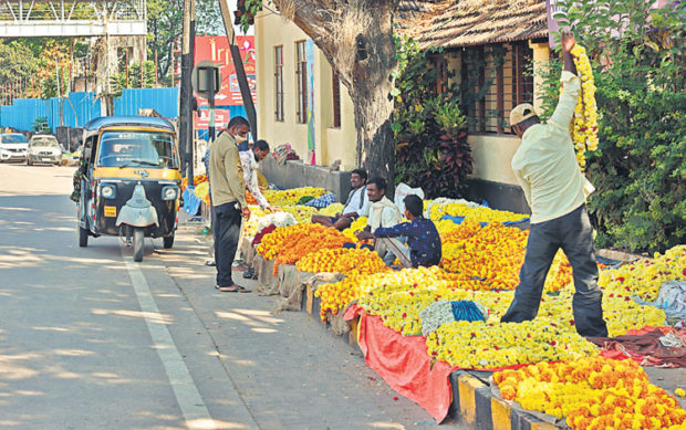 ನಗರದಲ್ಲಿ ಹೂವಿನ ಮಾರಾಟ.