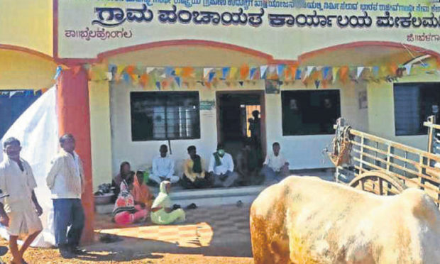 ಗ್ರಾಪಂ ಎದುರು ಮನೆ ಸಿಗದ ಸಂತ್ರಸ್ತೆ ಕುಟುಂಬ ವಾಸ್ತವ್ಯ