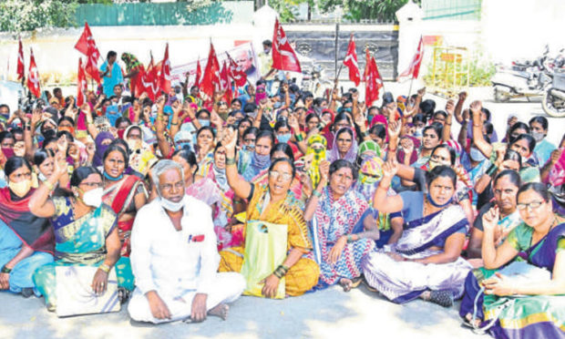 ಹಾಸ್ಟೆಲ್‌ ಗುತ್ತಿಗೆ ನೌಕರರ ವೇತನ ಪಾವತಿಗೆ ಆಗ್ರಹ