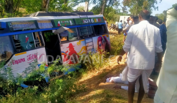 ಹೋಳಿಗೆ ಊಟಕ್ಕೆ ಹೋದವರು ಮಸಣ ಸೇರಿದರು.. ಮಿನಿ ಬಸ್ ಅಪಘಾತದಲ್ಲಿ ಮೂವರು ಸಾವು