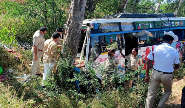 ಹೋಳಿಗೆ ಊಟಕ್ಕೆ ಹೋದವರು ಮಸಣ ಸೇರಿದರು.. ಮಿನಿ ಬಸ್ ಅಪಘಾತದಲ್ಲಿ ನಾಲ್ವರು ಸಾವು