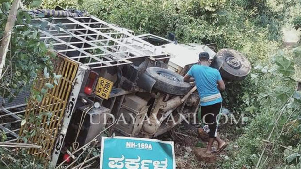 ಪರ್ಕಳ: ಕಮರಿಗೆ ಉರುಳಿದ ಕೋಳಿ ಸಾಗಾಟದ ಪಿಕಪ್ ವಾಹನ