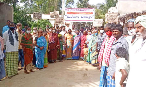 ಹಕ್ಕುಪತ್ರ ನೀಡದಿದ್ದರೆ ಚುನಾವಣೆ ಬಹಿಷ್ಕಾರ