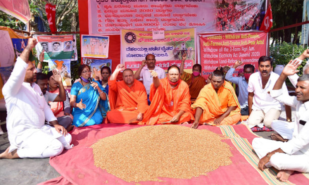 ರೈತರ ಧರಣಿಗೆ ಮಠಾಧಿಧೀಶರ ಬೆಂಬಲ