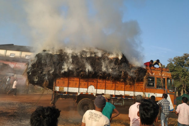 ಗೋಶಾಲೆಗೆ ಬೈ ಹುಲ್ಲು ಸಾಗಿಸುತ್ತಿದ್ದ ಲಾರಿಗೆ ಬೆಂಕಿ : ಬೈಹುಲ್ಲು ಸಂಪೂರ್ಣ ಭಸ್ಮ