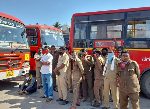 ಕಲಬುರಗಿಯಲ್ಲಿ ಸಾರಿಗೆ ಸಿಬ್ಬಂದಿ ಮುಷ್ಕರ : ಬಸ್ ಗಳಿಗೆ ಕಲ್ಲು, ಪ್ರಯಾಣಿಕರ ಪರದಾಟ