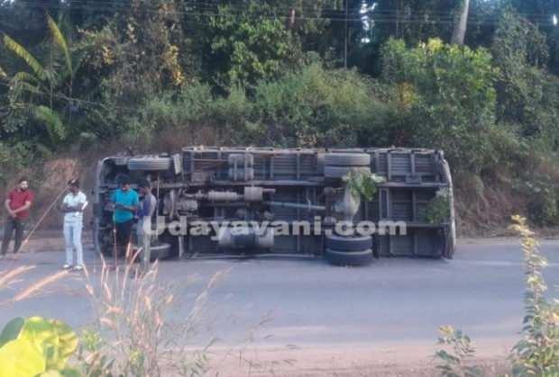 ಮಾಣಿ – ಬುಡೋಳಿ ರಾಷ್ಟ್ರೀಯ ಹೆದ್ದಾರಿಯಲ್ಲಿ ಉರುಳಿದ ಲಾರಿ: ಚಾಲಕ ಅಪಾಯದಿಂದ ಪಾರು