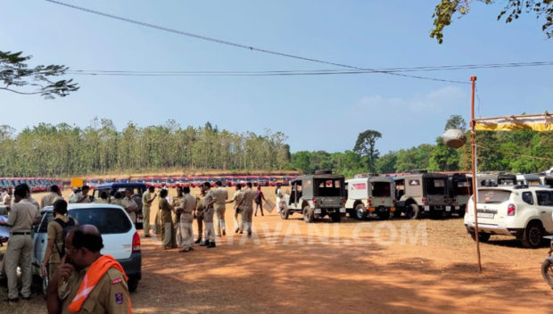 ಬೆಳ್ತಂಗಡಿ: ಗ್ರಾ.ಪಂ. ಚುನಾವಣೆ ಹಿನ್ನೆಲೆ ಮಸ್ಟರಿಂಗ್ ಮತಪೆಟ್ಟಿಗೆ ಹಿಡಿದು ನಡೆದ ಸಿಬ್ಬಂದಿ