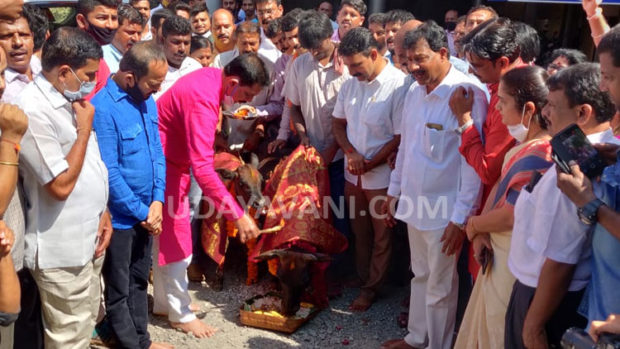 ಸಿದ್ಧರಾಮಯ್ಯ ಸೆಗಣಿ ಎತ್ತುವುದರಿಂದ ಏನೂ ಆಗುವುದಿಲ್ಲ, ಗೋವಿನ ಆರಾಧನೆ ಮಾಡಬೇಕು: ನಳಿನ್