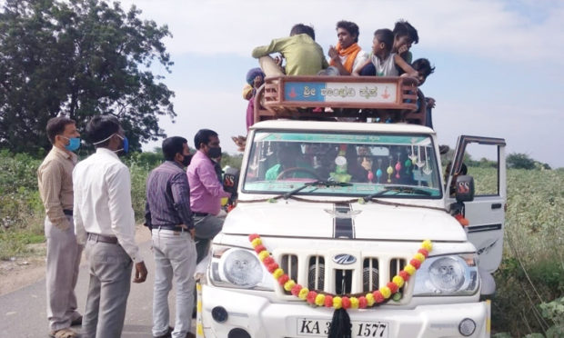 ಕೂಲಿ ಕೆಲಸಕ್ಕೆ ಹೊರಟ ಶಾಲಾ ಮಕ್ಕಳು