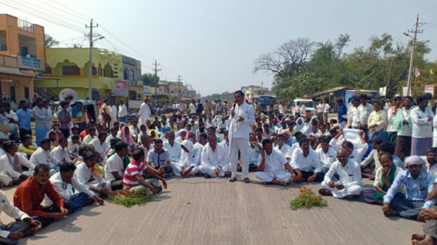 ರಾಯಚೂರು: ಕಾಲುವೆ ನೀರಿಗಾಗಿ ರಸ್ತೆ ಸಂಚಾರ ತಡೆದು ಪ್ರತಿಭಟನೆ