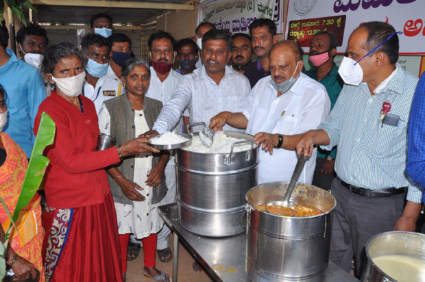 ಮಮತೆಯ ಮಡಿಲು ಅನ್ನದಾಸೋಹದಲ್ಲಿ ಊಟ ವಿತರಿಸಿದ ಶಾಸಕ ಶ್ರೀನಿವಾಸ್‌