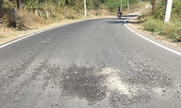 ಕೇವಲ ನಾಲ್ಕೇ ತಿಂಗಳಲ್ಲಿ ಹದಗೆಟ್ಟ ಅಣೆಕಟ್ಟೆ ರಸ್ತೆ