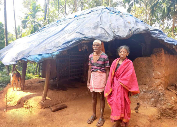 ಶಿಥಿಲ ಗುಡಿಸಲೊಳಗಡೆ ದಿನ ಕಳೆಯುವ ವೃದ್ಧ ದಂಪತಿ