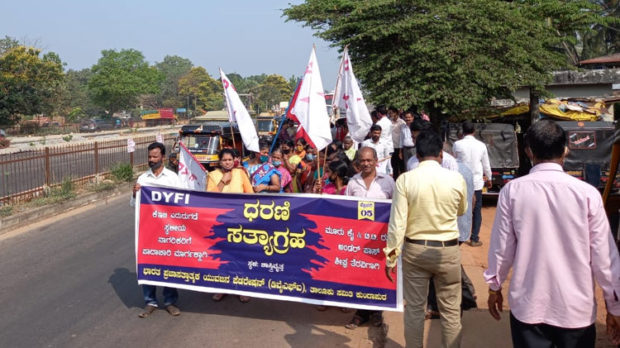 ಕುಂದಾಪುರ ಹೆದ್ದಾರಿ ಅವ್ಯವಸ್ಥೆ ವಿರೋಧಿಸಿ ಧರಣಿ ಸತ್ಯಾಗ್ರಹ