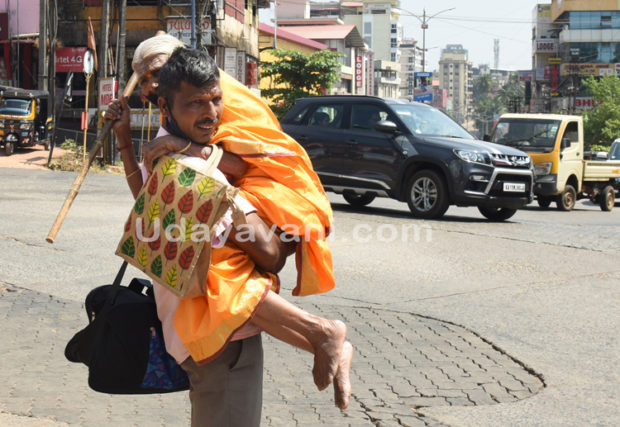 ಮಗನ ತೋಳಲ್ಲಿ ವೃದ್ಧ ತಾಯಿ!