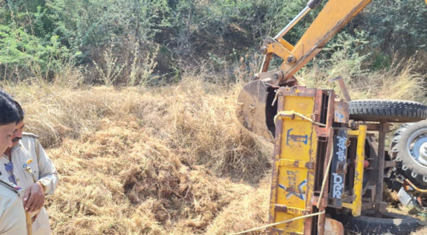 ಟ್ರ್ಯಾಕ್ಟರ್ ಪಲ್ಟಿ: ಇಬ್ಬರು ಸಾವು, ಏಳು ಜನರಿಗೆ ಗಾಯ