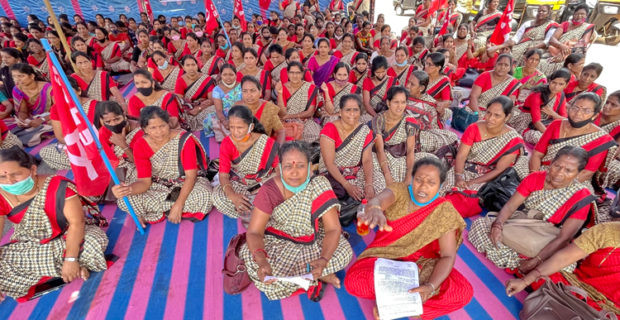 ಅಂಗನವಾಡಿ ನೌಕರರಿಂದ ಡಿಸಿ ಕಚೇರಿ ಎದುರು ಪ್ರತಿಭಟನೆ