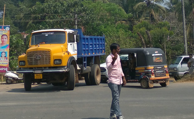 ಬ್ರಹ್ಮರಕೂಟ್ಲು ಟೋಲ್‌ ಫ್ಲಾಜಾ: ಸರ್ವೀಸ್‌ ರಸ್ತೆಯಲ್ಲಿ ಲಾರಿ ಓಡಾಟ; ಆತಂಕ