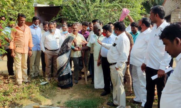 ಚನ್ನೂರ ಗ್ರಾಮಸ್ಥರ ಸಮಸ್ಯೆ ಆಲಿಸಿದ ಅಧಿಕಾರಿಗಳು