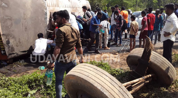 ಉಪ್ಪಿನಂಗಡಿ: ಮಗುಚಿಬಿದ್ದ ಡೀಸಲ್ ಟ್ಯಾಂಕರ್; ಬಿಟ್ಟಿ ಡೀಸಲ್ ಗೆ ನೂಕುನುಗ್ಗಲು, ಲಾಠಿ ಪ್ರಹಾರ