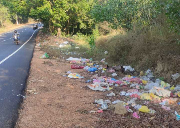 ಬೈಲೂರು: ಮುಖ್ಯ ರಸ್ತೆ ಅಂಚಿನಲ್ಲಿ ತ್ಯಾಜ ರಾಶಿ