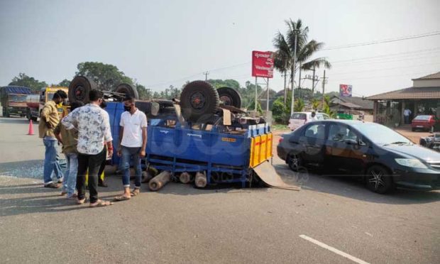 ಕಟಪಾಡಿ : ಆಕ್ಸಿಜನ್ ಸಿಲಿಂಡರ್ ಸಾಗಾಟದ ಟೆಂಪೋ ಪಲ್ಟಿ : ಅಪಾಯದಿಂದ ಪಾರು