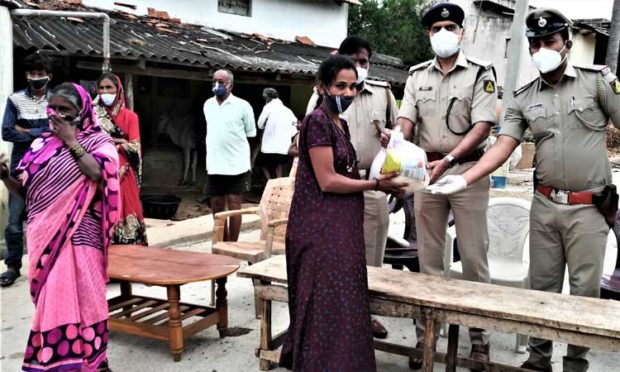 ಮಾನವೀಯತೆ ಮೆರೆದ ಆರಕ್ಷಕರು