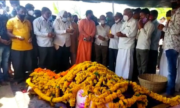 ಕೋವಿಡ್ ನಿಂದ ಪಾರಾಗಲು ಊರಲ್ಲಿ ಸಂಚರಿಸಲು ಬಿಟ್ಟಿದ್ದ ದೈವ ಕುದುರೆ ಸಾವು:ಗ್ರಾಮಸ್ಥರಿಗೆ ಆಘಾತ