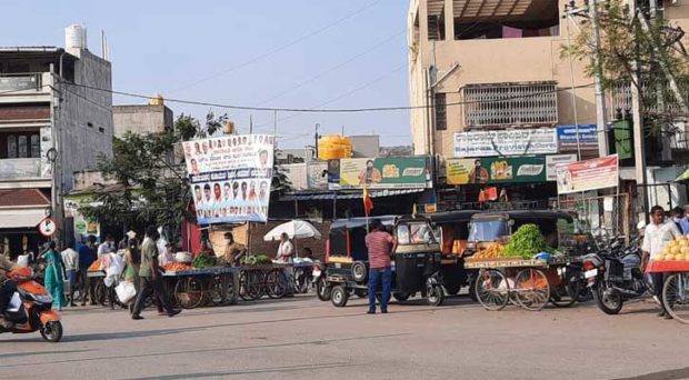 ಕೋವಿಡ್ ಪಾಸಿಟಿವ್ ಸಂಖ್ಯೆ ಹೆಚ್ಚಳ ಮಧ್ಯೆ ಅಗತ್ಯ ವಸ್ತುಗಳ ಖರೀದಿ ನೆಪದಲ್ಲಿ ಜನಜಂಗುಳಿ!