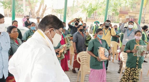 ಪೌರ ಕಾರ್ಮಿಕರಿಗೆ ಸಮವಸ್ತ್ರ, ಮಾಸ್ಕ್, ಸ್ಯಾನಿಟೈಸರ್, ಕೈ ಕವಚ ವಿತರಣೆ