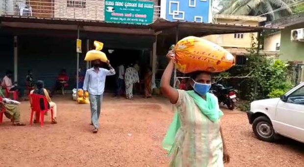 ಎಲ್ಲವೂ ಬಂದ್.. ಪಡಿತರ ಅಕ್ಕಿಯನ್ನು ಮನೆಗೆ ಕೊಂಡೊಯ್ಯುವುದೇ ಸಮಸ್ಯೆ!