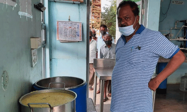 nagaraj-checks-the-meals