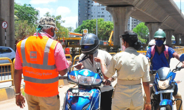 Police distributing food