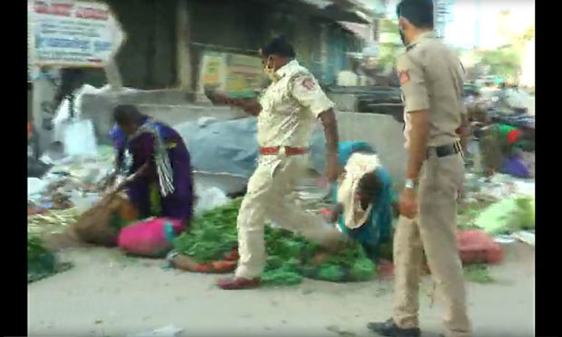 ರಾಯಚೂರು: ಬೂ‍ಟು ಕಾಲಿಂದ ತರಕಾರಿ ಒದ್ದು ಪಿಎಸ್‌ಐ ದರ್ಪ