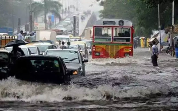 ಮಹಾ ಮಳೆಗೆ ಜನಜೀವನ ಅಸ್ತವ್ಯಸ್ತ: ಗೋಡೆ ಕುಸಿದು ವ್ಯಕ್ತಿ ಸಾವು, ತುಂಬಿ ಹರಿಯುತ್ತಿದೆ ನದಿಗಳು