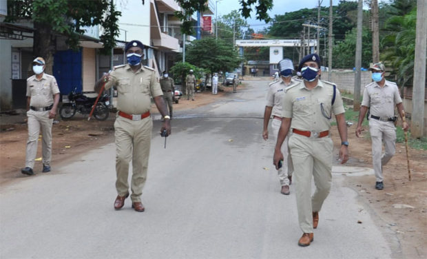 ಕೋವಿಡ್ ಜಾಗೃತಿಗೆ ತುಮಕೂರಿನ ಪೊಲೀಸರಿಂದ ಕಾಲ್ನಡಿಗೆ ಗಸ್ತು