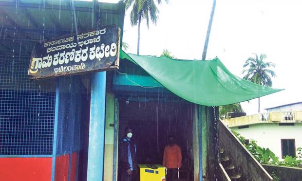 ಸೋರುತ್ತಿದೆ ಇಚ್ಲಂಪಾಡಿ ಗ್ರಾಮಕರಣಿಕರ ಕಚೇರಿ