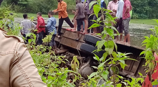 ಸಾಗರ: ಬೈಕ್ ಗೆ ಢಿಕ್ಕಿಯಾಗುವುದನ್ನು ತಪ್ಪಿಸಲು ಹೋಗಿ ಕೆರೆಗೆ ಉರುಳಿದ ಕೆಎಸ್ಆರ್ ಟಿಸಿ ಬಸ್!