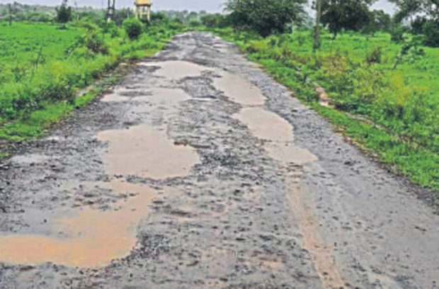 ಹದಗೆಟ್ಟ ರಸ್ತೆಯಲ್ಲಿ ನಿತ್ಯವೂ ವಾಹನಗಳ ಸರ್ಕಸ್‌