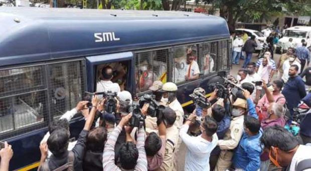 ಮಳೆ-ಬಿಸಿಲಿಗೆ ಮಾಸಿದ ಕನ್ನಡ ಧ್ವಜ ಬದಲಾಯಿಸಲು ಬಂದ ಕನ್ನಡ ಸಂಘಟನೆ ಕಾರ್ಯಕರ್ತರು ವಶಕ್ಕೆ