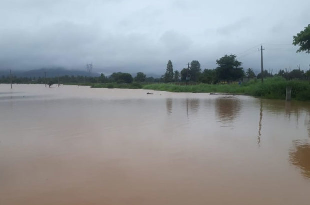 ಭಾರೀ ವರ್ಷಧಾರೆ: ಕೋಡಿ ಹರಿದ ಕೆರೆ